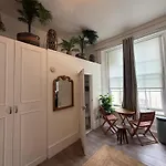 Spacious Studio Flat Paddington