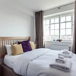 Amanah Properties - Luxury 2 Bed Chelsea Cloisters London Skyline
