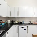 Heart Of Ealing Apartment With Garden