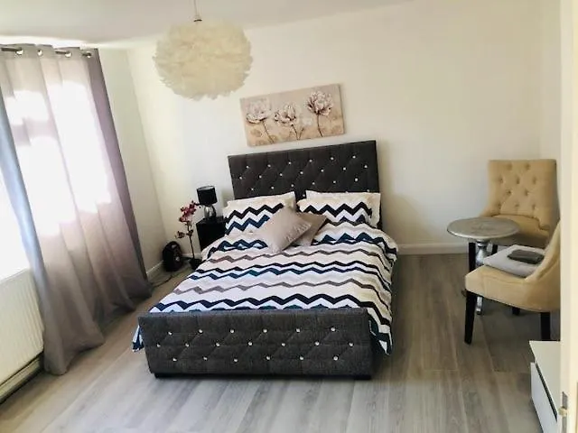 Beautiful Large Room In London Flat