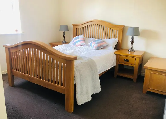 2 Bedroom, Near Station, Fast Wi-Fi, Free Parking!
