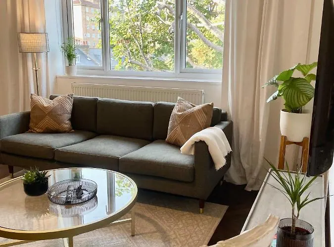 Newly Refurbished 2 Bedroom Apartment In South London