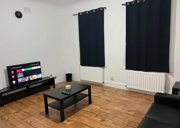 Lovely 1-Bedroom Home With Free Parking & Garden.