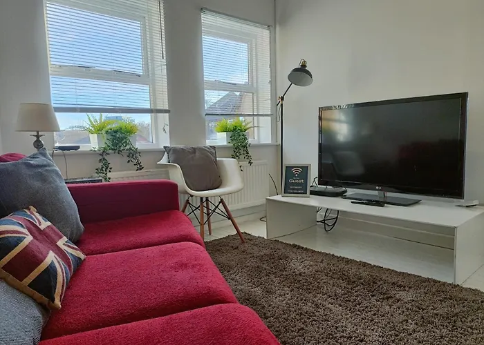 2 Bed Functional House Close To Manor Park Train Station