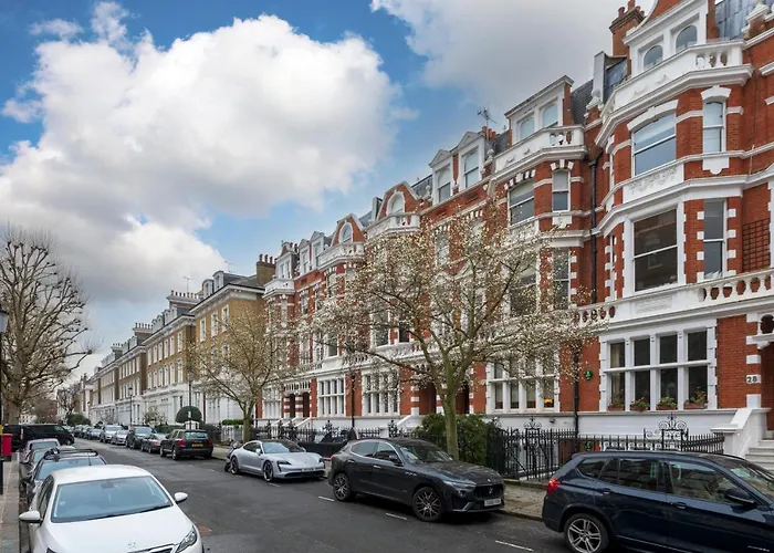 Kensington Luxury Apartment