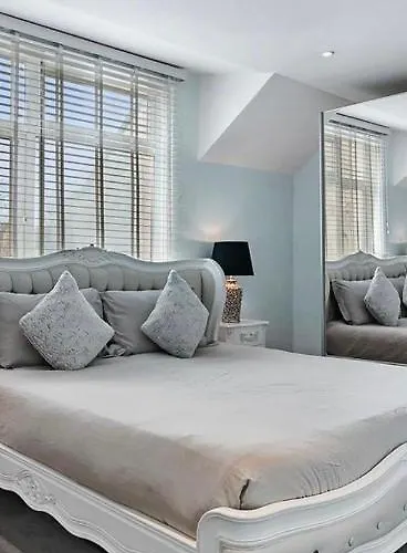 Hampstead Opulence Apartment - Luxurious Split Level Property