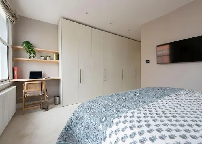 Chelsea Stunning Two Bedroom Townhouse With Airconditioning