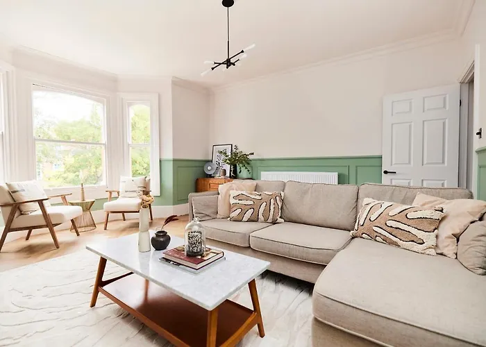 The Elmfield Road Wonder - Dazzling 2Bdr Flat