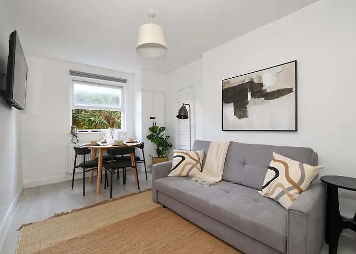 W London Apt For 4. Open Plan Kitchen/Living Room
