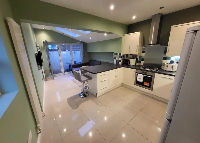 Large 4 Bedroom House In Central London