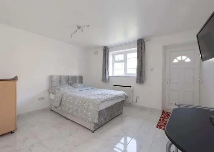 Newly Renovated Cozy Studio In North London