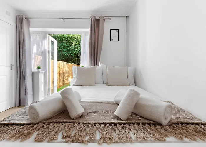 The Kensal Suite - Modern, Warm & Cosy Studio Apartment