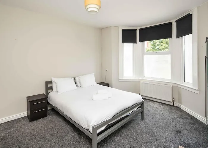 Charming Brixton Flat With Patio & Modern Comforts