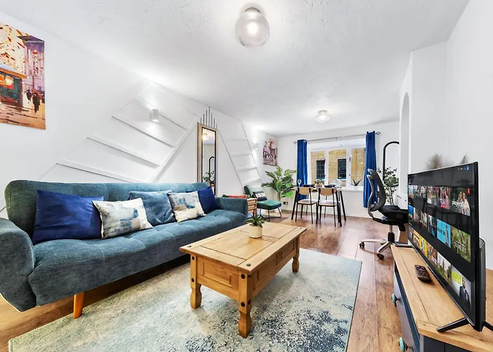 Quirky Canary 2Bed, Free Parking, Smart Tv & Games