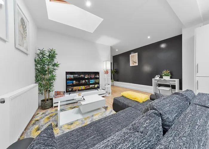 Chic & Spacious 2 Bedroom Haven In Zone 2-15 Mins To Central London- Garden & Parking Available! 5 Beds-Sleeps 6 People- Instant Book & Self Check-In! Save 20 Percent On Stays Of 7 Nights Or More !