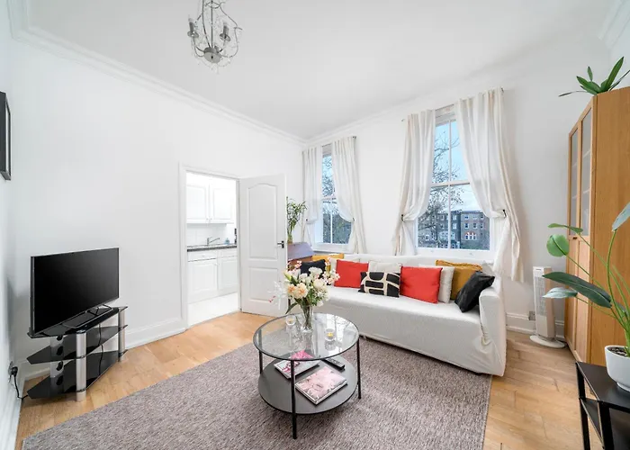Central Bright & Charming 2 Bedroom Apartment In Earls Court Kensington 2 Minutes To District & Piccadilly Lines Tube Stunning Garden Views