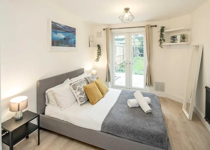 Stunning 1 Bed Luxury London Garden Apartment