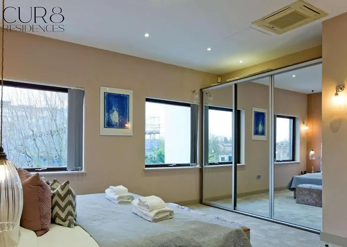 Stylish Penthouse With City Views / Balcony Ac