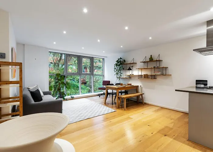 Central 2-Bed 2-Bath Apartment In Old Street