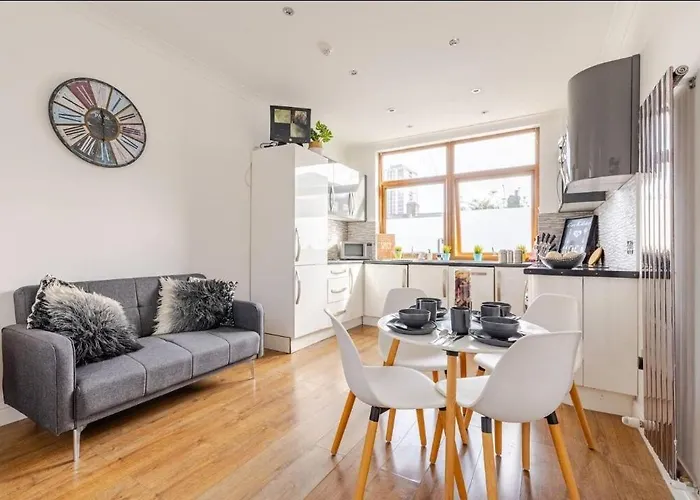 1 Bedroom Town House In London