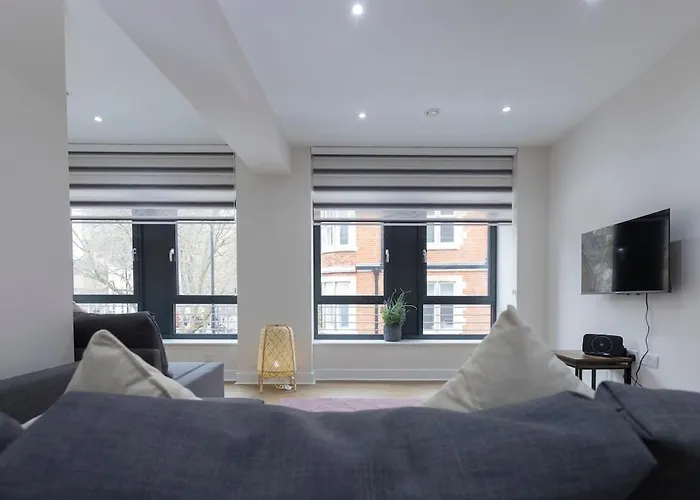 Stylish Modern Apartment By Aldgate East Station 3