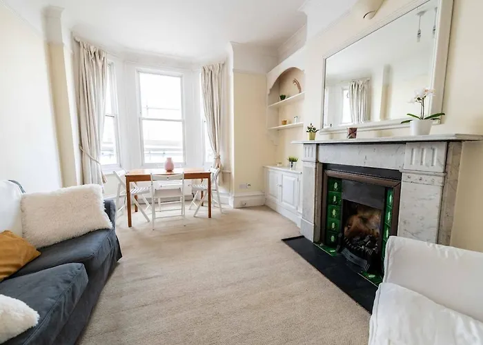 Dancer Road - Cosy 2 Bed Flat