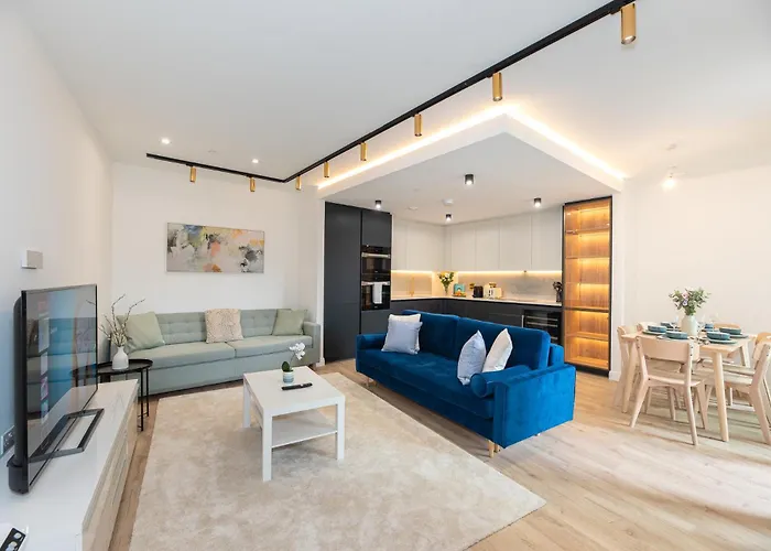 Premium 2-Bedroom Flat With Lift & Private Balcony In Farringdon, London
