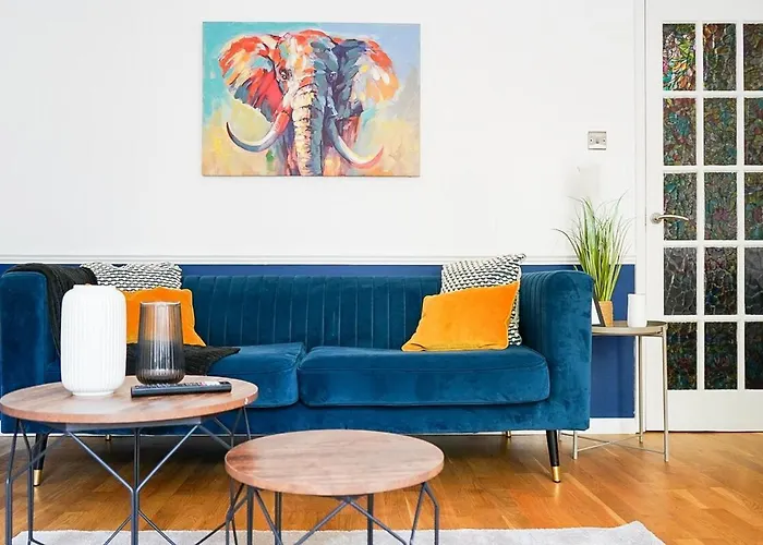 Stylish House Sleeps 9 With Free Parking In Putney