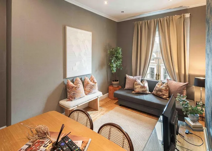 Cozy 2 Bedroom And Sofa Bed By Central Line