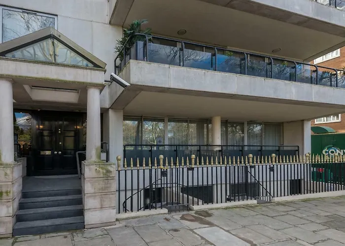 One Bedroom Hyde Park Apartment