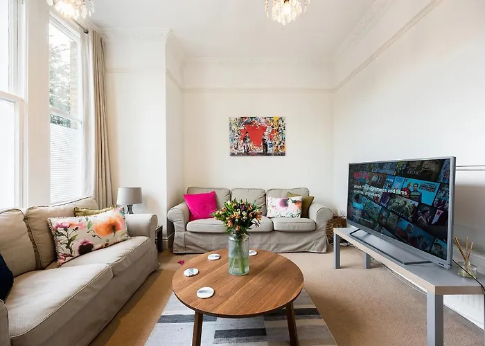 Heart Of Ealing Apartment With Garden