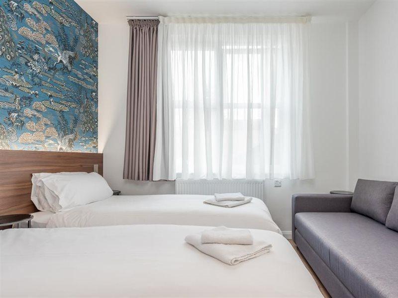 Queens Drive At Finsbury Park 3* London