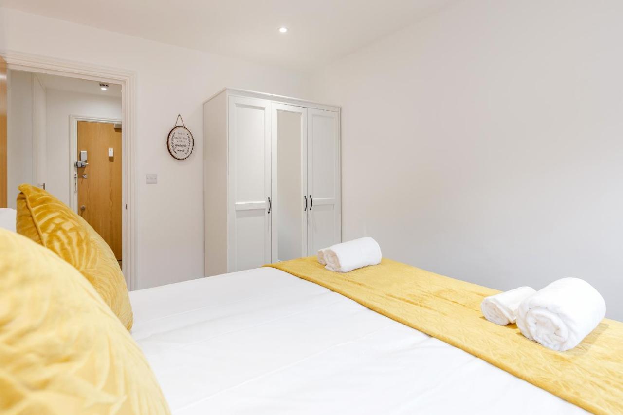 Watford Town Centre Serviced Apartment: Flexible Beds & Free Entertainment Apartment *