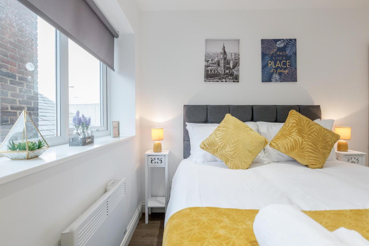 Apartment Watford Town Centre Serviced Apartment: Flexible Beds & Free Entertainment
