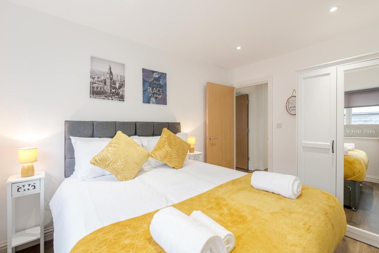 Watford Town Centre Serviced Apartment: Flexible Beds & Free Entertainment London