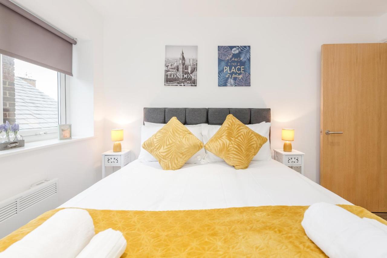 Watford Town Centre Serviced Apartment: Flexible Beds & Free Entertainment Apartment *
