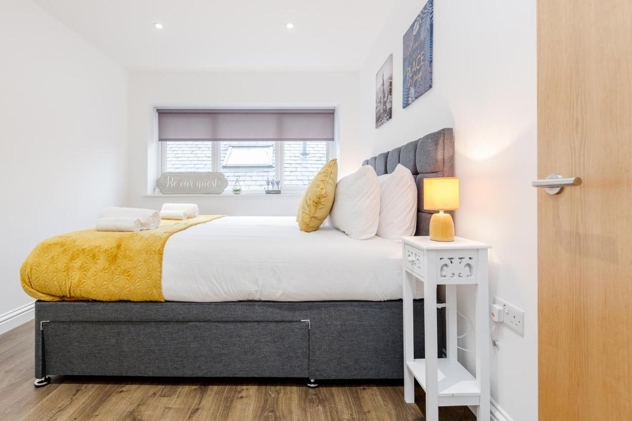 Apartment Watford Town Centre Serviced Apartment: Flexible Beds & Free Entertainment *