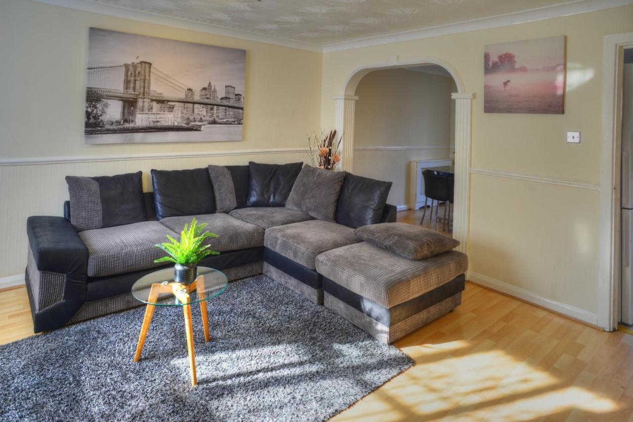 Modern & Spacious - Walk To Excel- Parking *