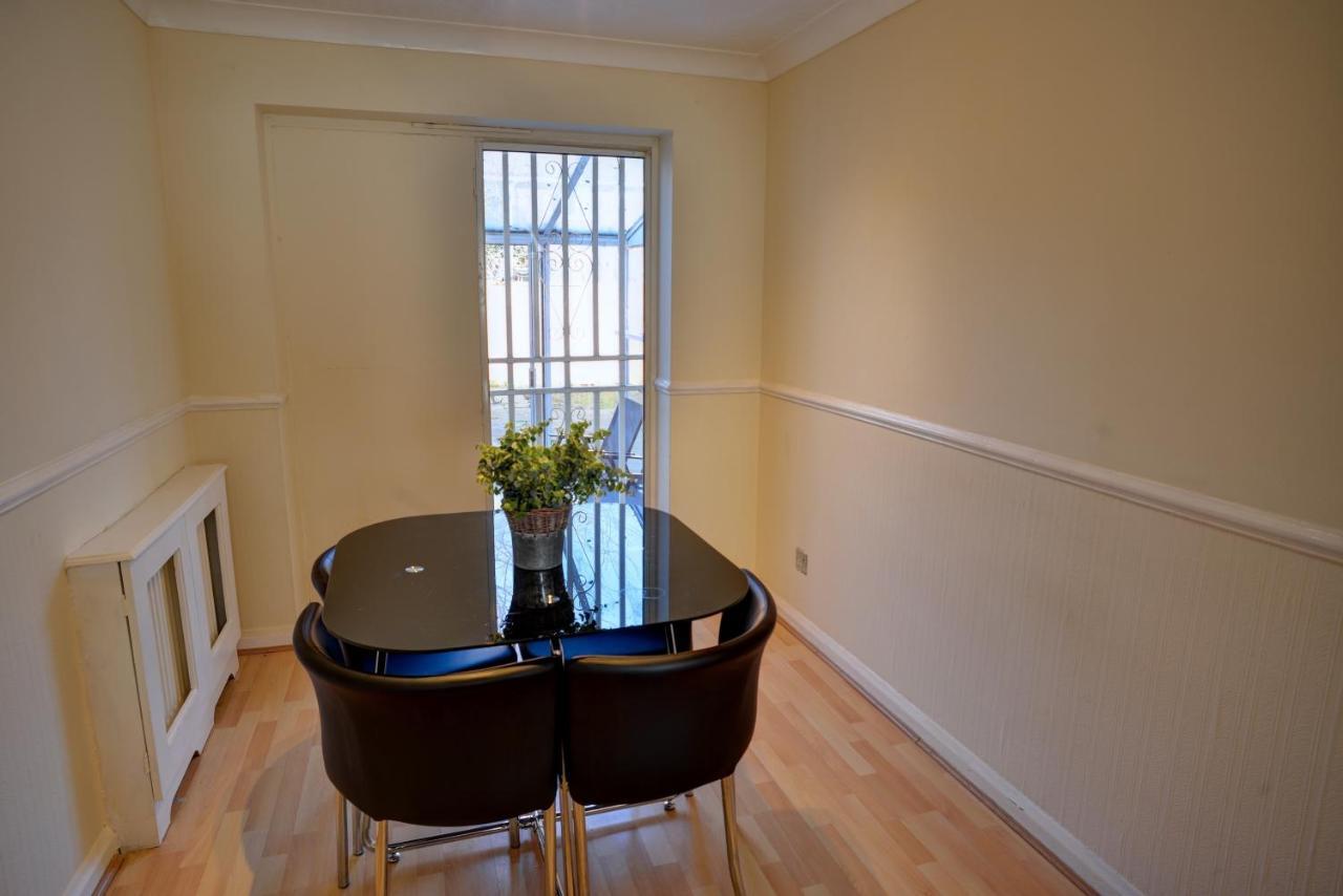Ferienhaus Modern & Spacious - Walk To Excel- Parking *