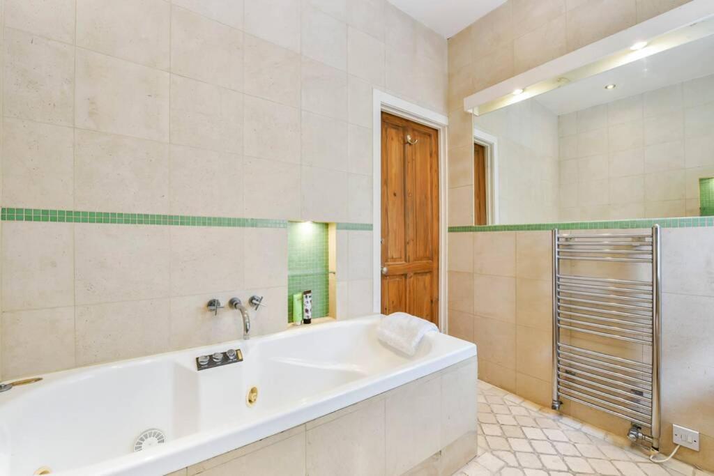 Apartamento Groves 4 Bedroom, Shepherds Bush Londres