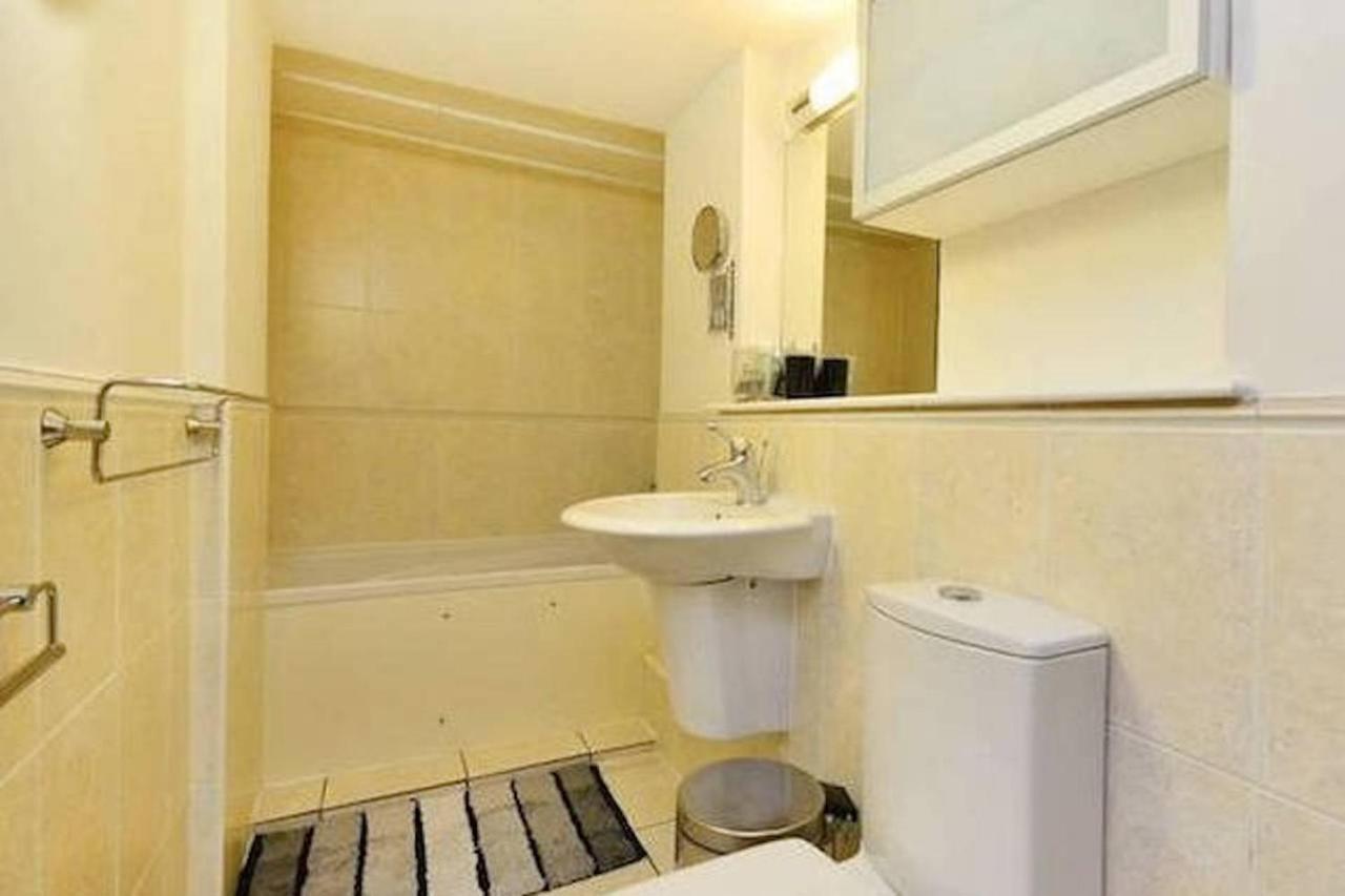 2-bed, 2-bath Sanctuary Near Holborn Station, Covent Garden & West End Apartment London