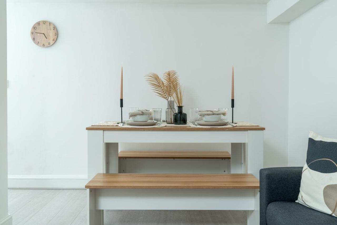 Russell Sq - 2 Bed Apartment *