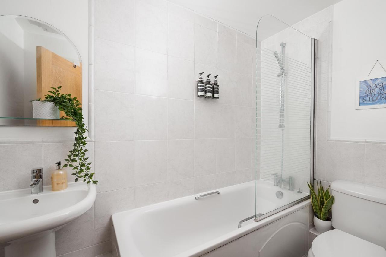 Riverside Balcony Apartments, 10 Minutes From Oxford Circus Apartment