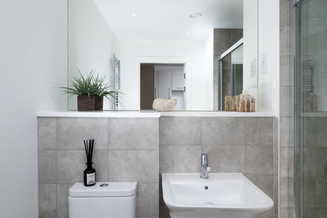 Modern And At Barking Wharf In Apartment
