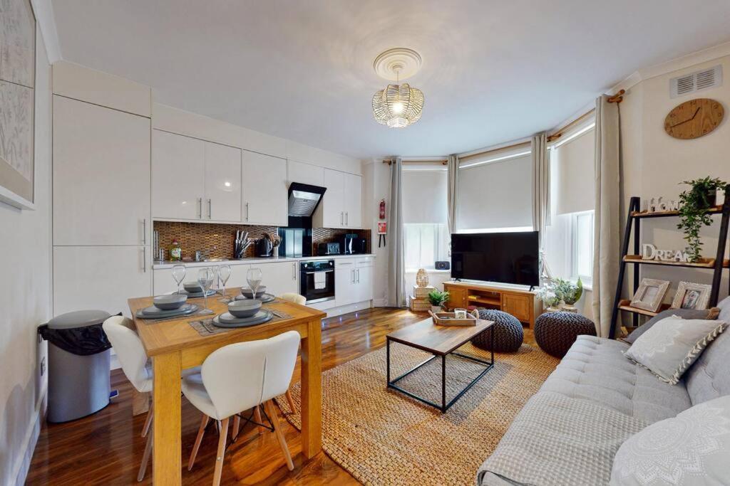 Fantastic 2 Bedroom Flat Near To Notting Hill *