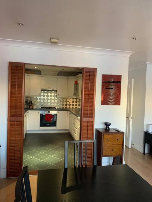 Lovely Room, Free Parking In Private Gated Place Apartment London