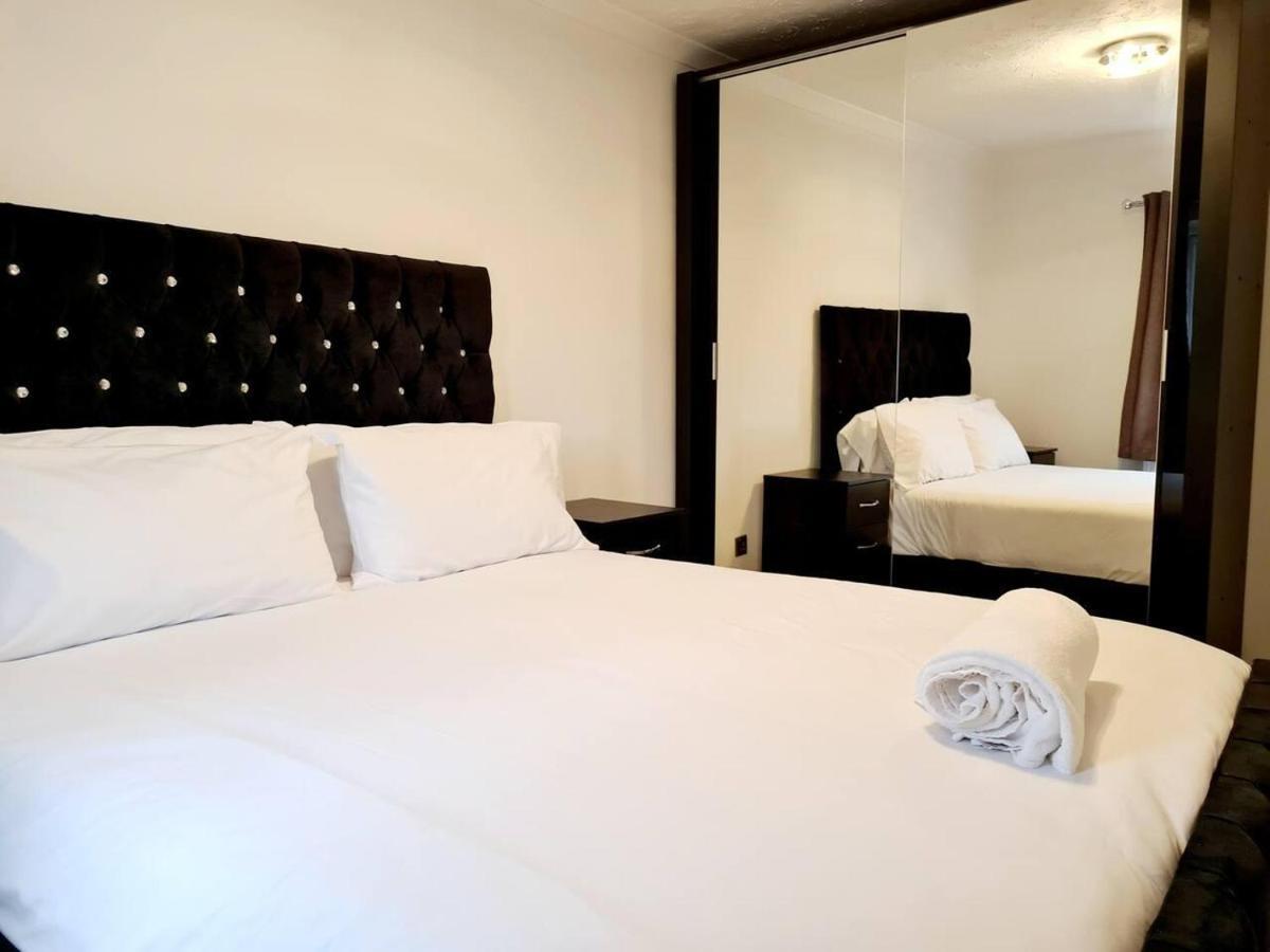 Modern & Spacious - Walk To Excel- Parking London