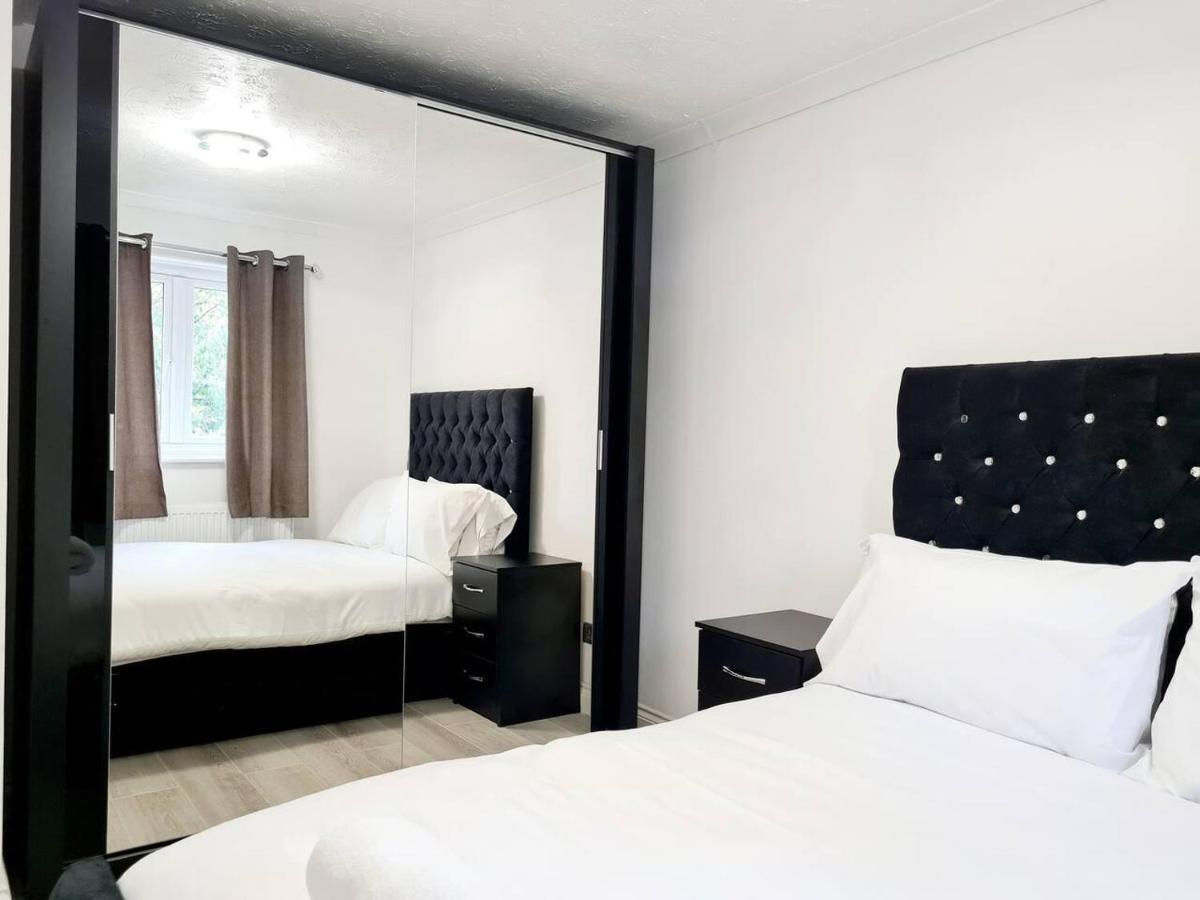 Holiday home Modern & Spacious - Walk To Excel- Parking *
