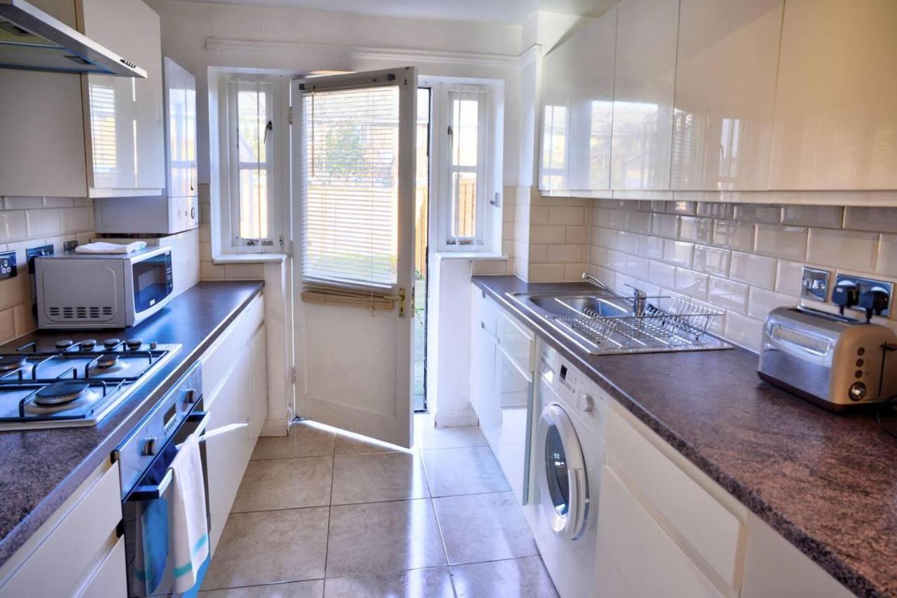 Modern & Spacious - Walk To Excel- Parking