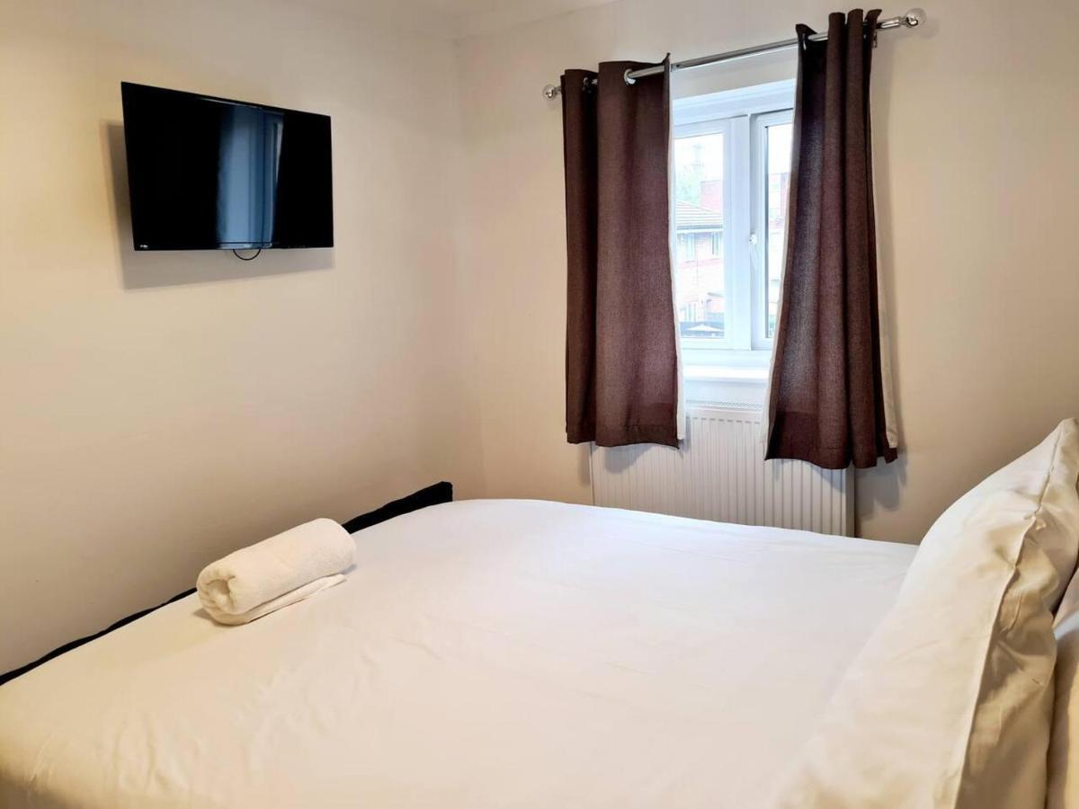 Modern & Spacious - Walk To Excel- Parking *